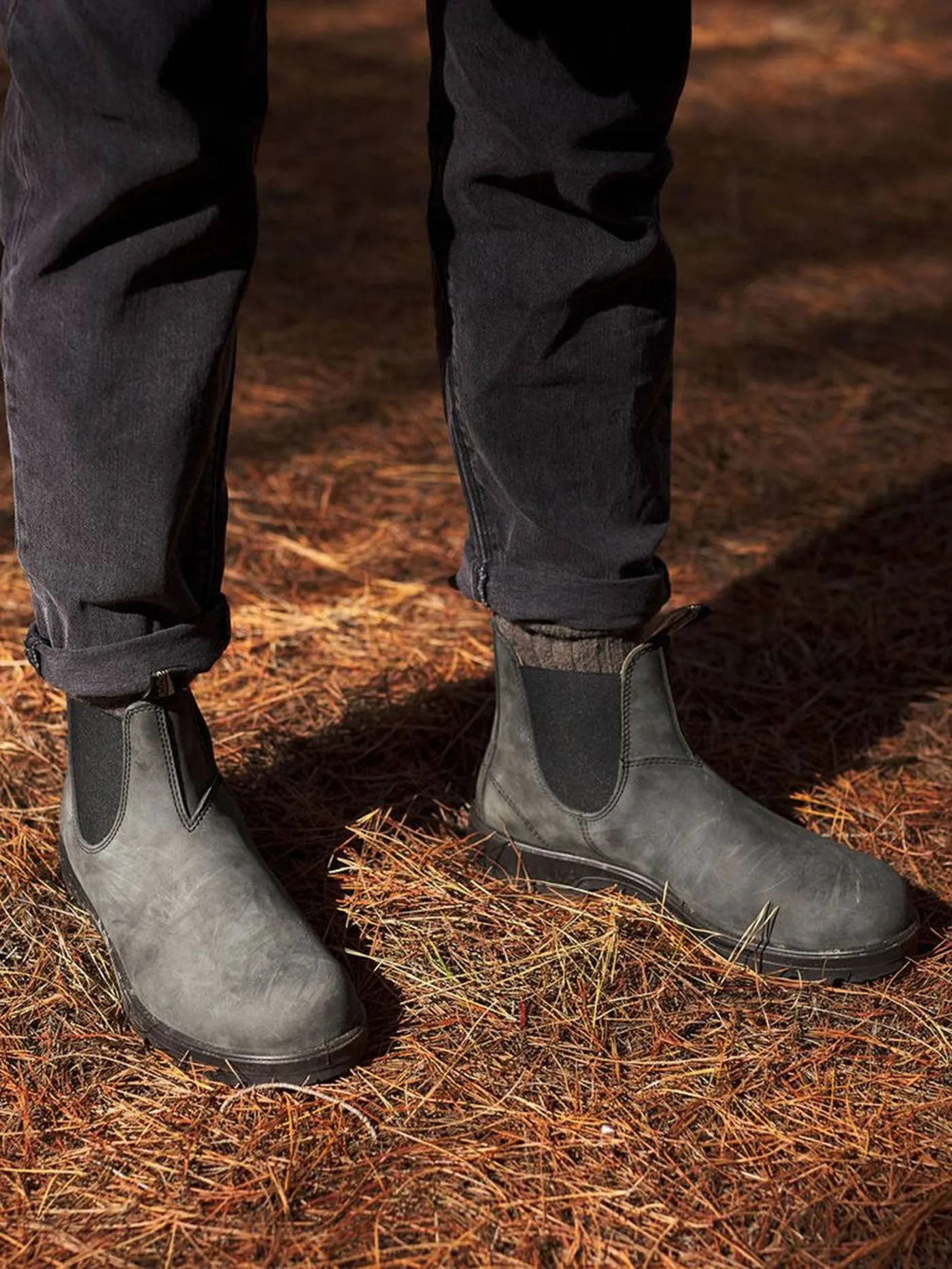 587 Classic Rustic Black Boots